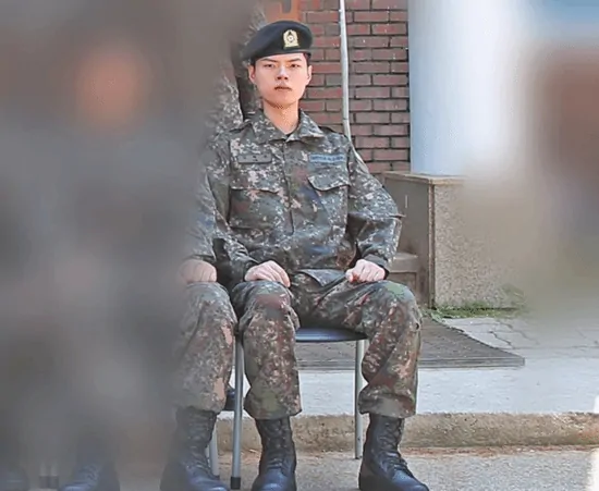 英雄联盟冠军AD服兵役近照坚毅眼神引关注

