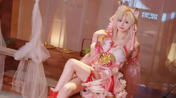 永劫无间胡桃超萌COS来袭，粉嫩劫妹动人，美腿吸睛！ 
