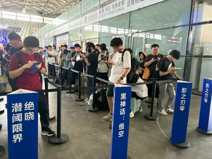2025ChinaJoy人潮爆棚！顶流展台排队超百米